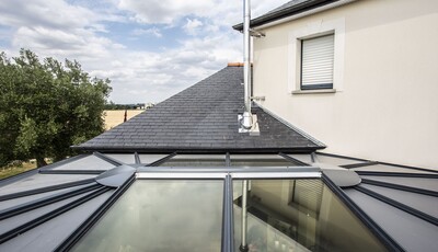 Dessus d'une véranda Akena équipée de vitrage intelligent SageGlass. 