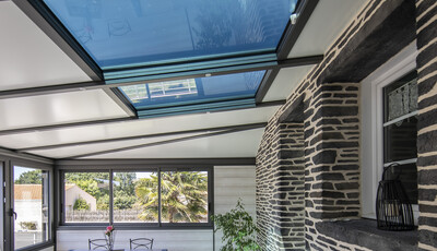 Véranda Akena avec du vitrage SageGlass en verrière. Le vitrage est teinté à l'état léger.
