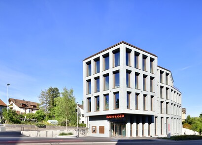 Photo of the Raiffeisenbank facade.