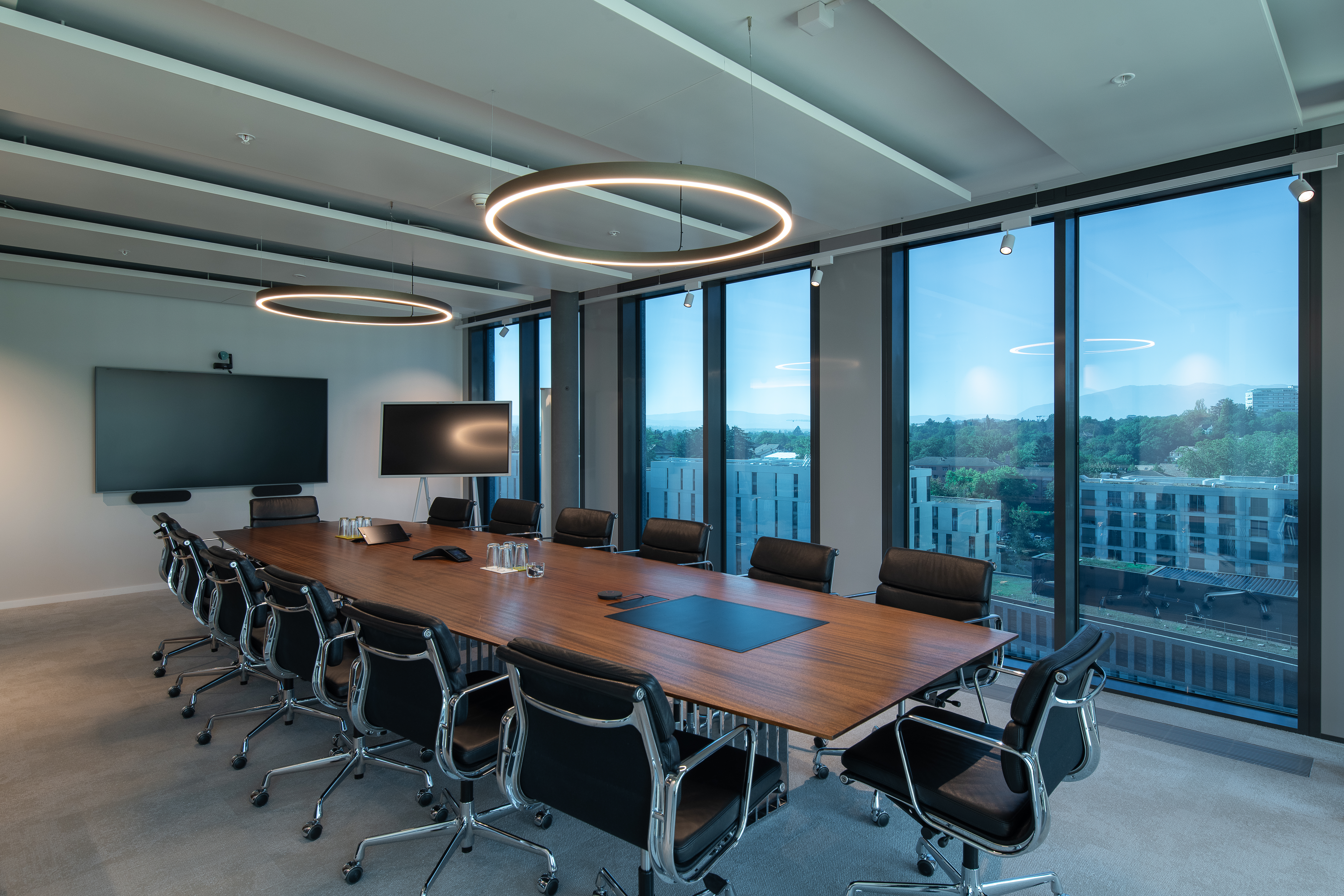Workspace in Alto Pont-Rouge building. The space is equipped with SageGlass smart windows (tinted state).