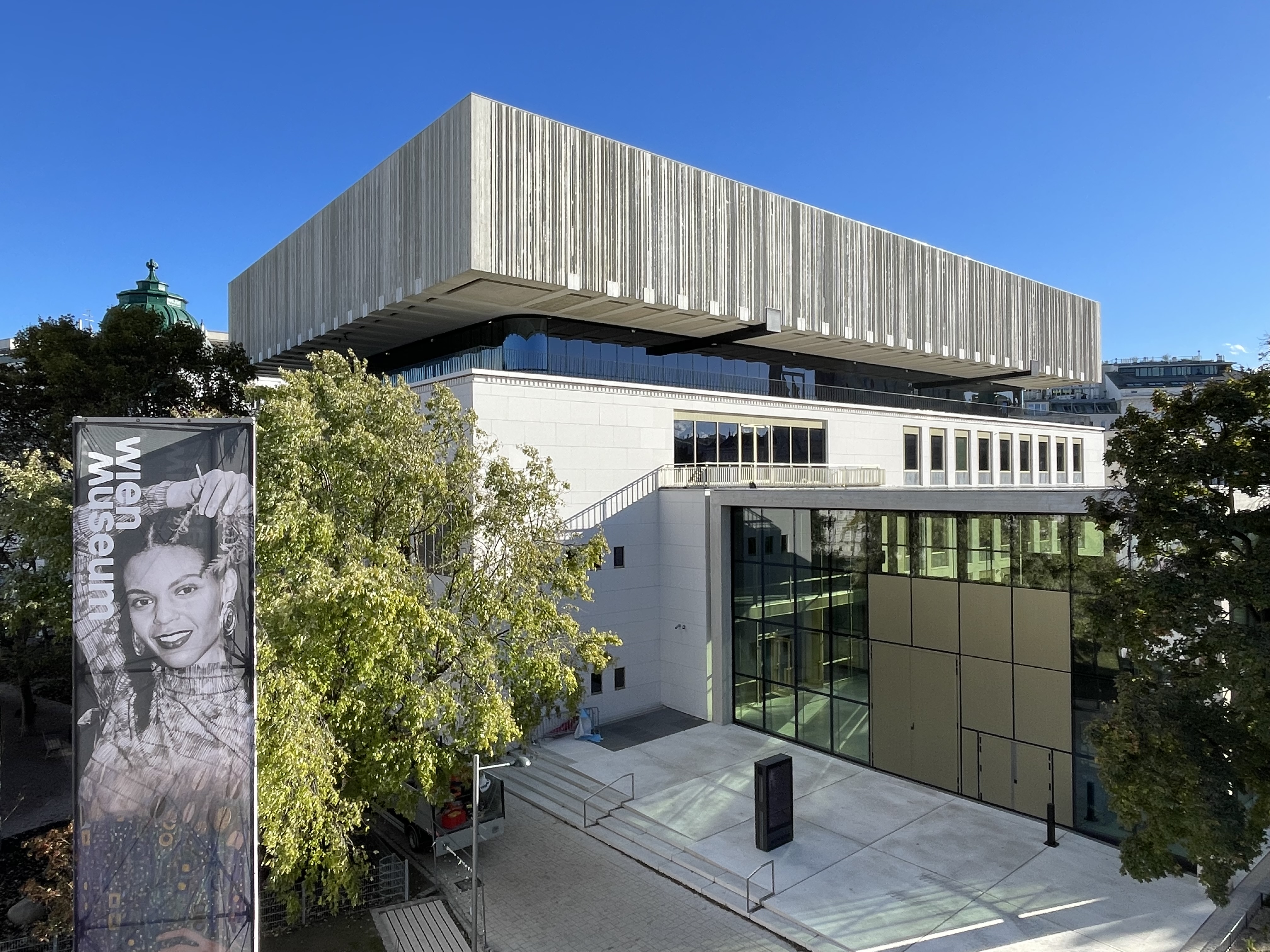 Facade of the Vienna Museum, you can see the intelligent glazing SageGlass as well as the extension of the building.