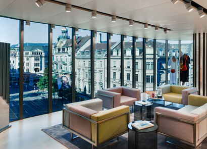 View of the inside of the store Modissa equipped with SageGlass.