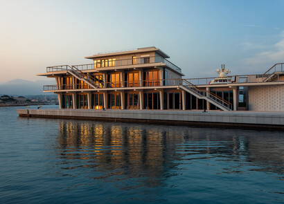 Bâtiment du port Vauban au coucher du soleil.