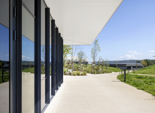Façade de Voyage Privé à Aix-en-Provence. Le bâtiment est vu de côté, le ciel est bleu. On aperçoit le parc environnant.